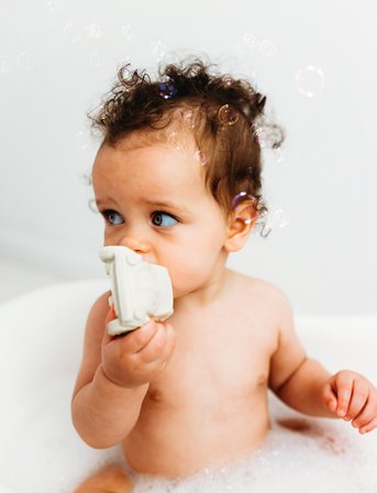 OLI & CAROL Small Beetle Car - White - 8.7X 5.5X 4.5CM