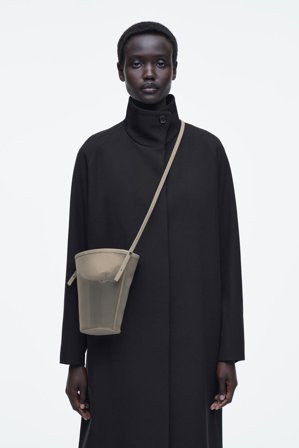 COS Femme Mini Sac Seau - Résille Bag in Beige