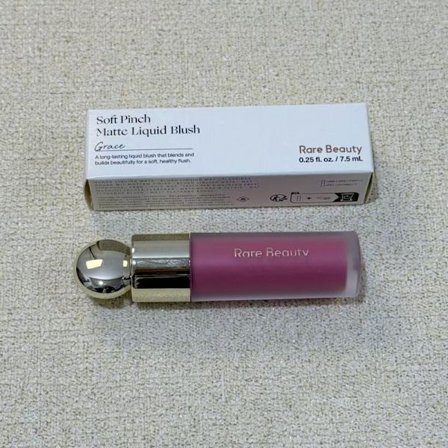 Lätt flytande rouge, mångsidig (kan användas på läppar och kinder), återfuktande och naturlig makeup-effekt.