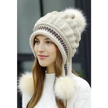 Naisten neulottu pipo tupsulla