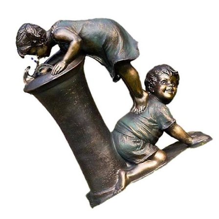 Dreng og Pige Havestatue Harpiks Vandbad Kyssende Drikkende Skulptur Skrivebord Bordindretning Figur Udendørs Ornament (FMY) Drikkevand