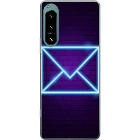 Yhteensopiva Puhelinkuori Sony Sony Xperia 5 IV Neonilta illuustraatio kirjekuoresta sinisessä valossa lila tiiliseinää vasten, nykyaikainen symbol