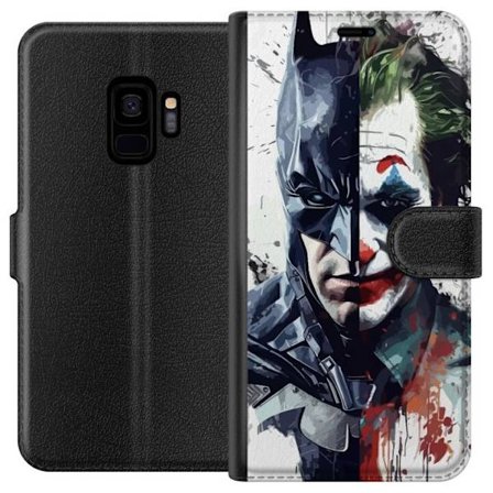 Kompatibelt Lommeboketui til Samsung Samsung Galaxy S9 Delt portrett av Batman og Joker i dramatisk illustrasjon, ikonisk superhelt motiv med mørk ku