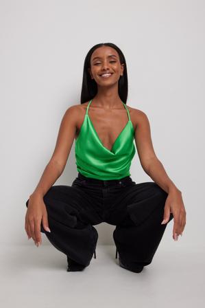 NA-KD Party Haut col en V en satin froncé sur le devant - Top Nouvel an - Vert - EU 32