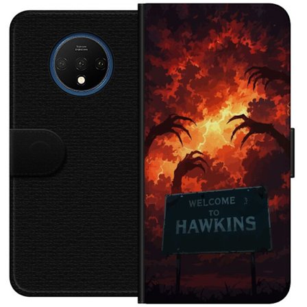 Kompatibelt Lommeboketui til OnePlus 7T Mørk apokalyptisk fantasi-scene med brennende himmel og Hawkins-skilt i Stranger Things-stil