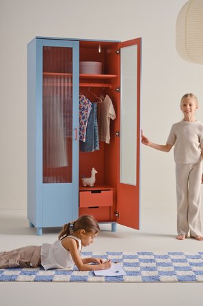 Jotex - Garderobe Lys blå/korallrød - BIBBI - Kjøp Barneskap & barnehyller hos Jotex