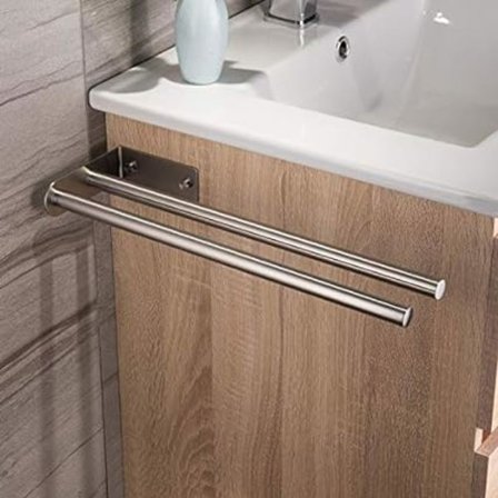 En vægmonteret dobbelt armet håndklædeholder i sølvfarvet rustfrit stål