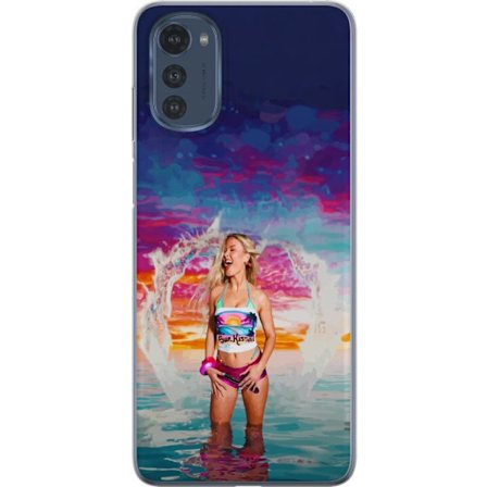 Kompatibelt Mobildeksel til Motorola Moto E32s Blond kvinne i fargerik strandantrekk som leker i havet ved solnedgang