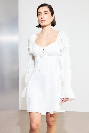 NA-KD Embroidered Ruched Sleeve Mini Dress - Blomstrede kjoler - Hvid - EU 34