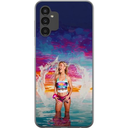 Kompatibelt Mobildeksel til Samsung Galaxy A04s Blond kvinne i fargerik strandantrekk som leker i havet ved solnedgang