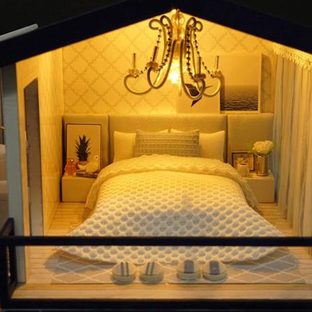 Treminiatyr Dukkehus i Tre for Montering - Dekorativt Ornament for Barn (Med Støvhette)