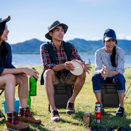 Musta retkeilytuoli selkänojalla