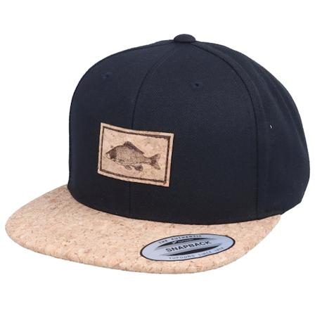 Skillfish - Svart snapback Caps - Carp Fish Patch Black/Cork Snapback @ Hatstore