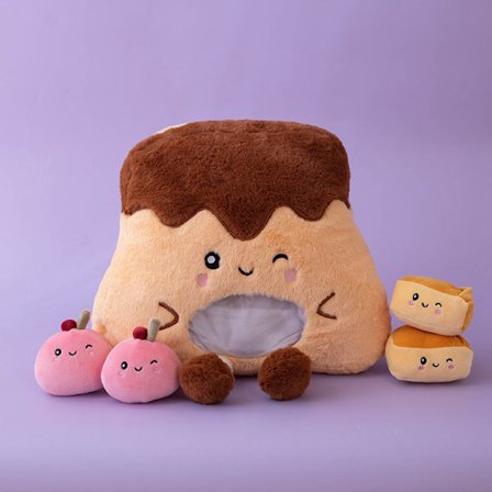 En påse kakor, hjärtformade bön snacks, kuddar, plyschleksaker, en påse fladdermössdockor