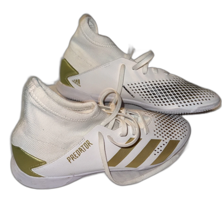 Vita och guldiga Adidas Predator fotbollskor