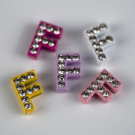 Charm strassilla ja värillisellä F-kirjaimella - Busy Lizzie