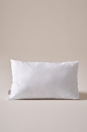 Jotex - Mini Barnkudde Låg 55x35 Cm Vit MAURI - Köp Täcken & kuddar hos Jotex