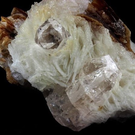 Kivet ja mineraalit. Topaasi + Cleavelandiitti. 810,5 senttiä. Pakistan.