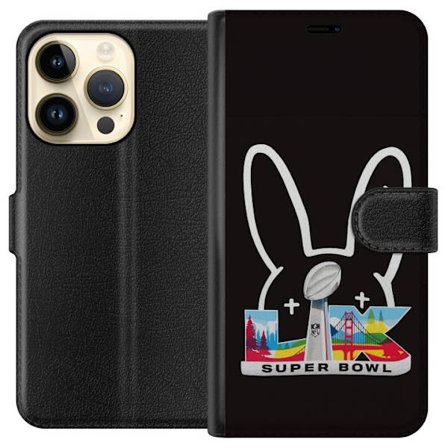 Kompatibel Tegnebogsetui til Apple iPhone 15 Pro Bad Bunny portræt med åben skjorte, tatoveringer og krøllet hår i stilfuld modefotografering