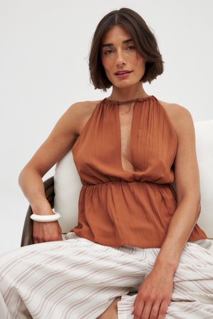 Michaela Wissén x NA-KD Pleated V-Neck Top - Ærmeløse toppe - Brun - EU 44