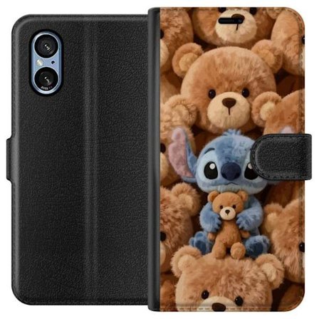 Kompatibel Tegnebogsetui til Sony Xperia 5 V Stitch omgivet af brune teddybjørne med en lille teddybjørn i armene i en sød og hyggelig kawaii-desig