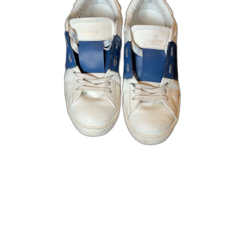 Valentino Garavani sneakers med blå detalj. Pris kan diskuteras