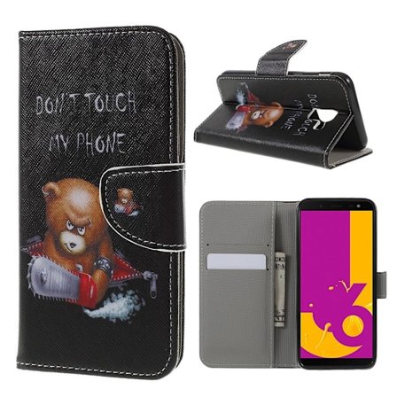 Samsung Galaxy J6 beskyttelsesetui i lædermateriale med printede mønstre og magnetisk lukkeklap - Bamse og "Dont touch my phone"