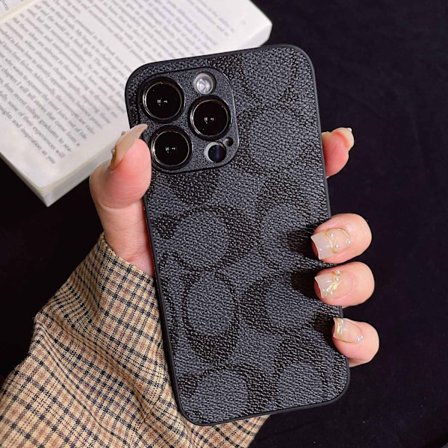 Kotelo iPhone 16 Plus -puhelimelle, Classic Coach -takalaastarit, musta, klassinen nahkakuvio