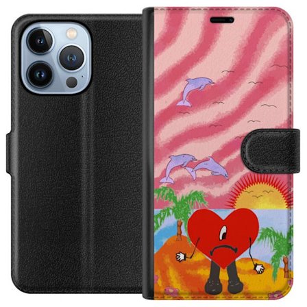 Kompatibelt Lommeboketui til Apple iPhone 13 Pro Bad Bunny i en fargerik quiltet jakke med hjertemønster og solbriller i moderne gatestil