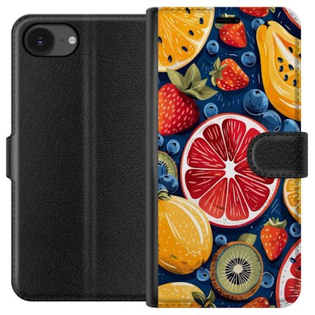 Kompatibelt Lommeboketui til Apple iPhone 16e Detaljert fruktmønster med sitrus, kiwi, jordbær og blåbær på en mørk bakgrunn