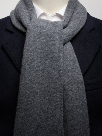 Mittelgrauer Gestrickter Schal
