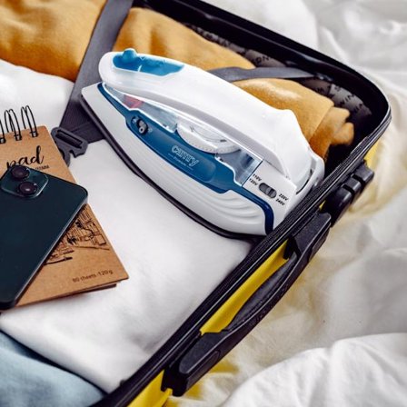 Kompakt rejsejern med dampfunktion og sammenklappeligt håndtag