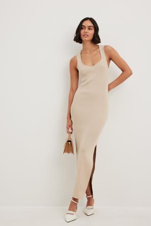 Lillie Grace x NA-KD Robe longue côtelée fendue sur le côté - Robes Pull - Beige - Medium