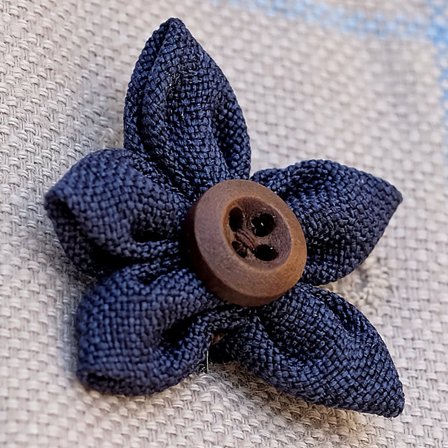 Flor de solapa azul marino con botón para hombres - Alfileres de solapa con flores