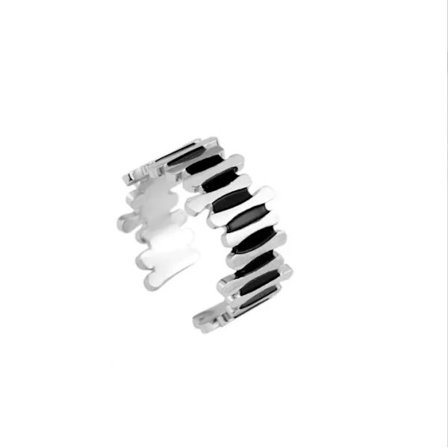 Dynamisk ring med sorte og sølv detaljer i rustfrit stål