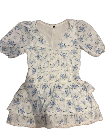 Vit blommig klänning