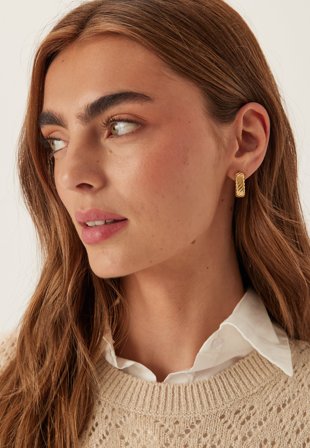 BY JOLIMA - Swirl Hoop - Gold