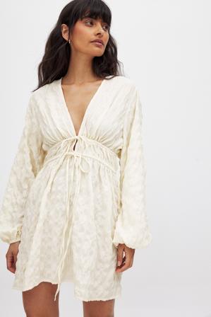 NA-KD - Minikjole med rysjer og snøredetaljer - Sommerkjoler - Beige - EU 38