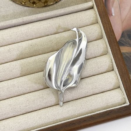 Nischad high-end ljuskänslig oregelbunden brosch dubbelanvändningsbrosch legering glansig personlig klädtillbehör