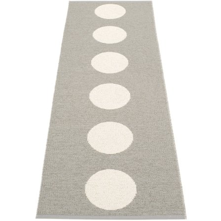 Pappelina Gulvtæppe Vera, 70 x 225 cm., warm grey/vanilla | KitchenOne