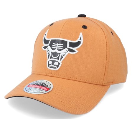 Mitchell & Ness - NBA Brown adjustable Czapka Z Daszkiem - Hatstore Exclusive x Chicago Bulls Camel Leather Logo @ Hatstore