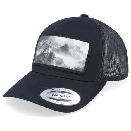 Iconic - Svart trucker Caps - Castle On The Mountains Black A-Frame Trucker @ Hatstore