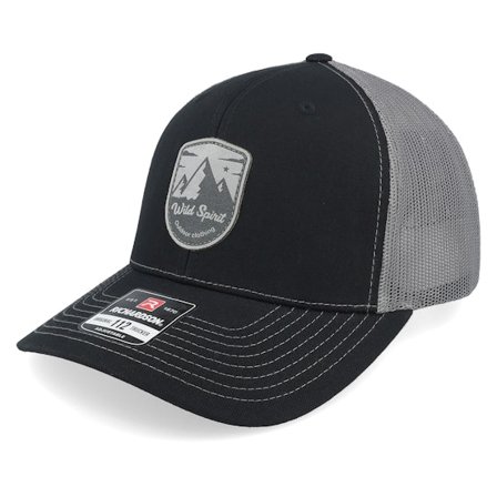 Wild Spirit - Svart trucker Caps - Shield Peak 112 Split Black/Charcoal Trucker @ Hatstore