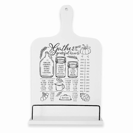 Maalaistalon tyylinen valkoinen keittokirjateline keittiön työtasolle