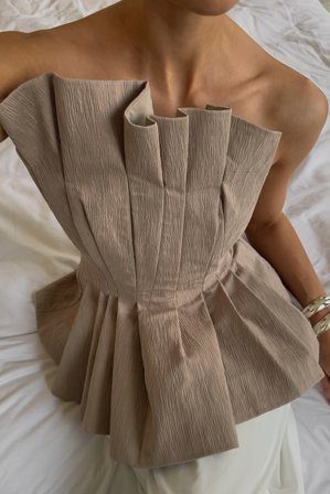 Lydia Tomlinson x NA-KD Asymmetrisk volymtopp - Tubtoppar - Beige - EU 36