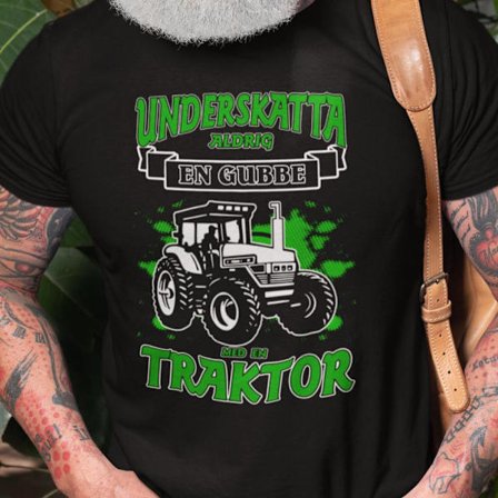 Svart T-shirt underskatta aldrig en gubbe med en traktor Splash