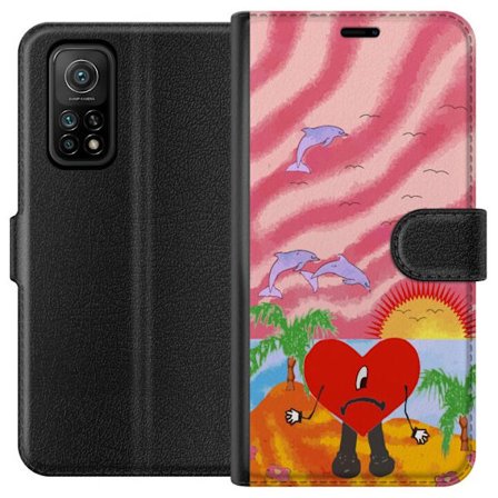 Kompatibelt Lommeboketui til Xiaomi Mi 10T 5G Bad Bunny i en fargerik quiltet jakke med hjertemønster og solbriller i moderne gatestil