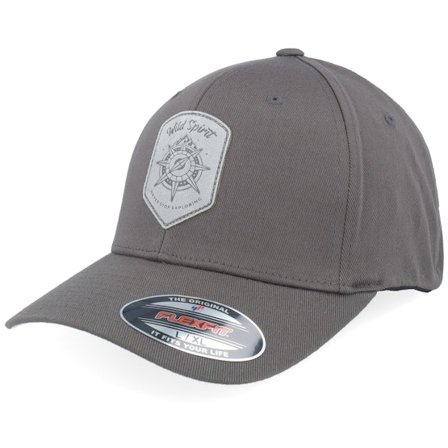 Wild Spirit - Grå flexfit Kasket - Compass Shield Grey Patch Dark Grey Flexfit @ Hatstore
