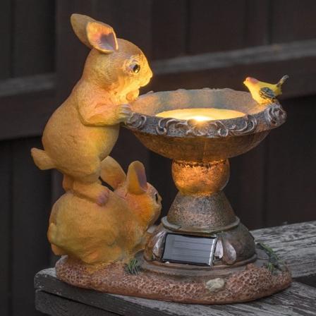 Ulkona aurinkoa ottava kanin lintukylpypatsas -koriste - vedenpitävä - täydellinen