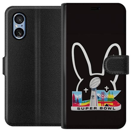 Kompatibelt Lommeboketui til Sony Xperia 10 VI Bad Bunny portrett med åpen skjorte, tatoveringer og krøllete hår i stilfull motefotografering